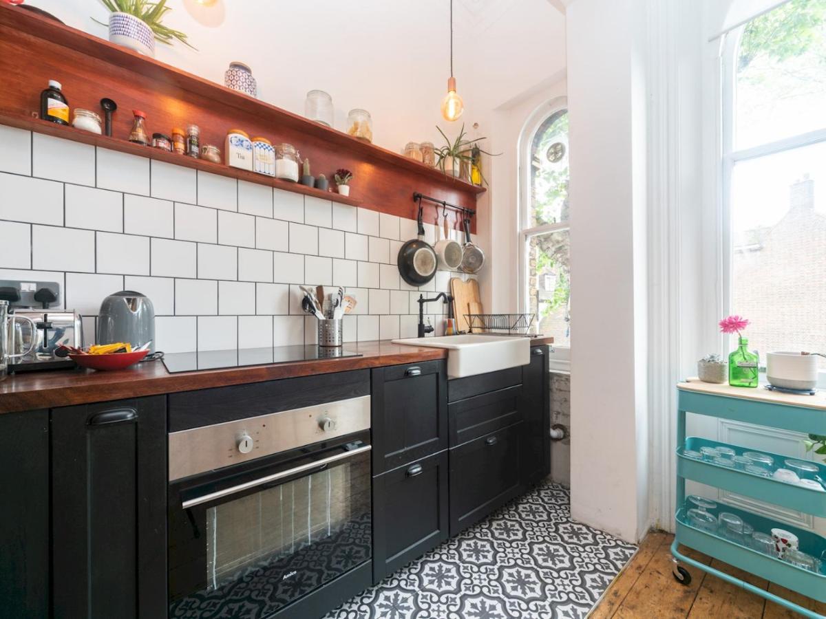 Pass The Keys Rustic And Quirky Flat In Charming Charlton Village Londres Exterior foto