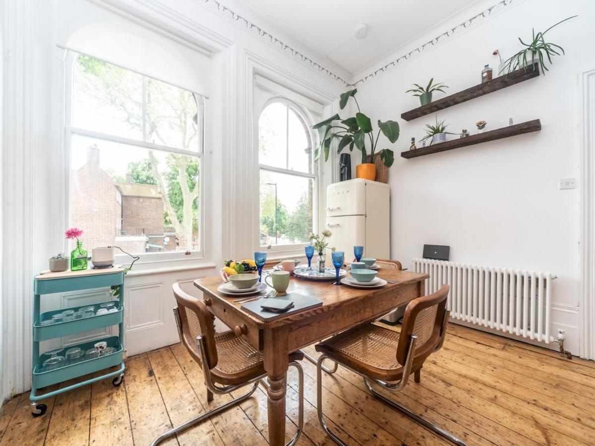 Pass The Keys Rustic And Quirky Flat In Charming Charlton Village Londres Exterior foto